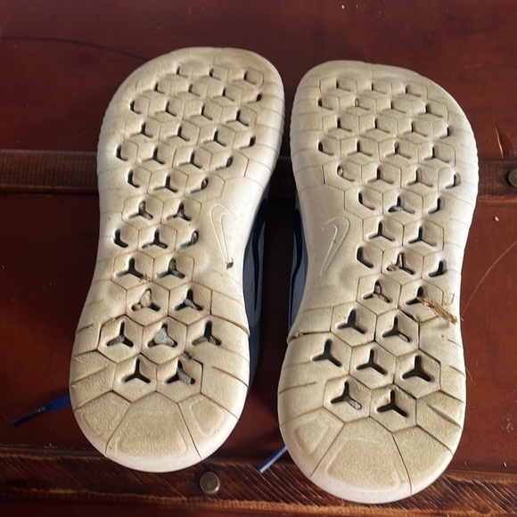 Nike running shoe - Picture 4 of 5